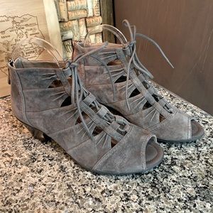 Earth Aurora Ghillie Gray Peep Toe Booties Size 8D WIDE